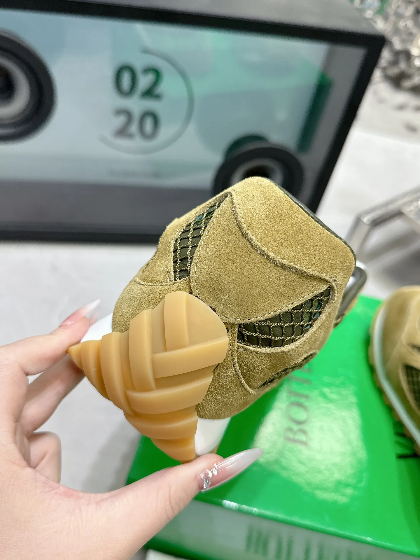 👟👟Ex-factory price 560👟👟 Men ➕20 💰𝐁𝐨𝐭𝐭𝐞𝐠𝐚 𝐕𝐞𝐧𝐞𝐭𝐚 Bodie Home Couple Style 👫BV Sports Shoes Wang Yibo Same Style Casual shoes for couples and dad shoes! Runner sneakers! Original purchase and development! Made of original lightweight technical mesh fabric, the same as the original version! The process is complicated! Paired with a geometric pattern designed rubber outsole, the higher version of the Wang Zha series is actually much taller, but the legs still look slim. Very nice. Durable and durable to play with, standard and version-matching shoe-packing technology. Look for high-end versions. The original outsole is exclusively molded, and the color-blocked TPU outsole is used. The material and weight are the same as the original! Size: Women’s size 35-41 (40 and 41 customized, non-refundable) Men’s size 39-45 (45 customized, non-refundable)